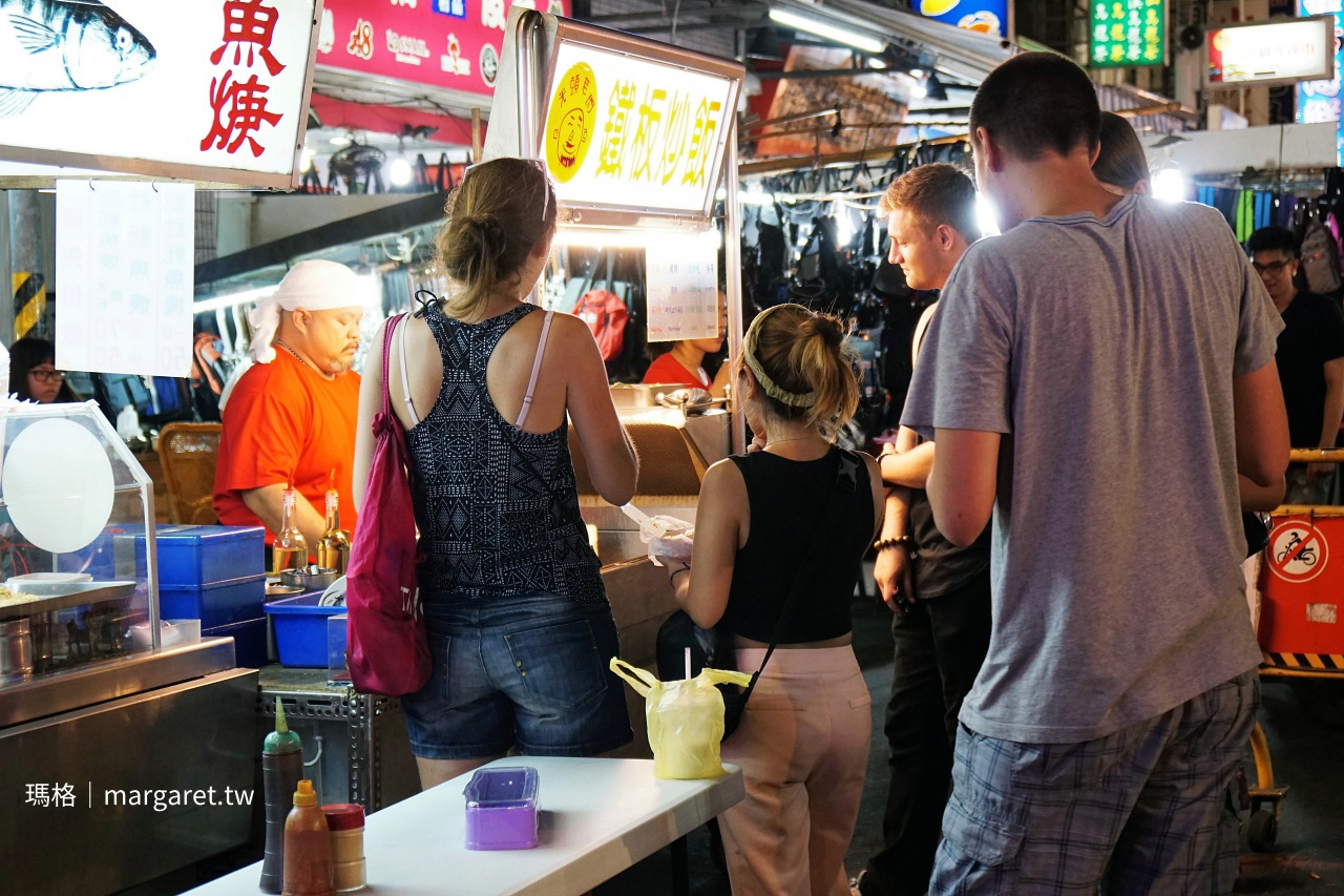 高雄六合夜市 光頭老闆鐵板炒飯 老闆揮鍋炒飯吸引遊客駐足