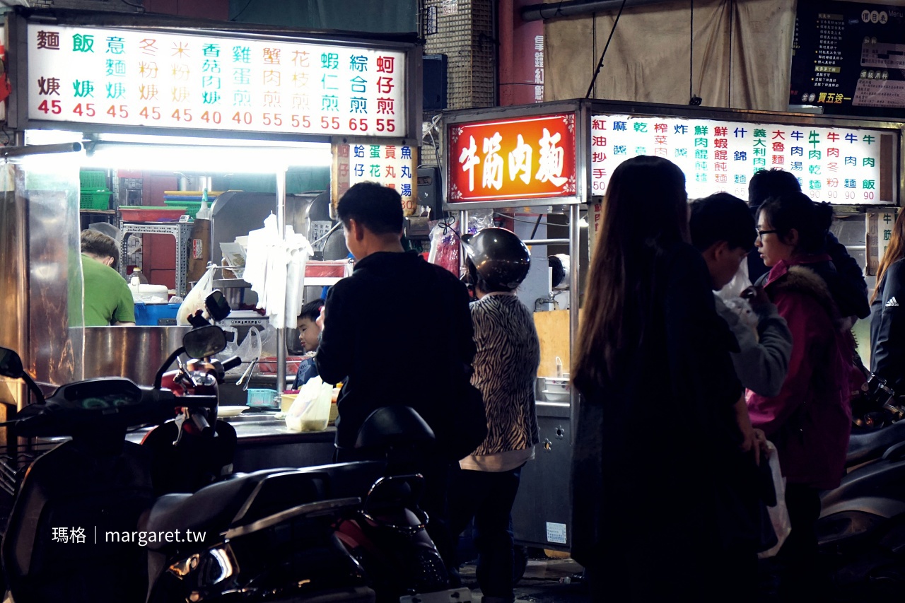 高雄吉林夜市 牛筋肉麵攤旁蚵仔煎熱食攤 湯頭濃郁現煮現賣