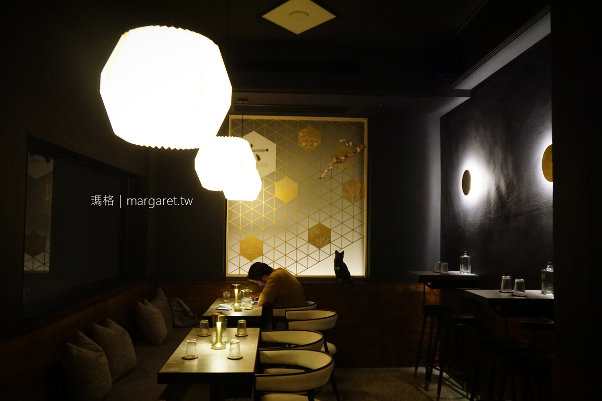 台南Bar Mozaiku馬賽克酒吧。空間風格高冷但是別怕｜台南無菸日系酒吧