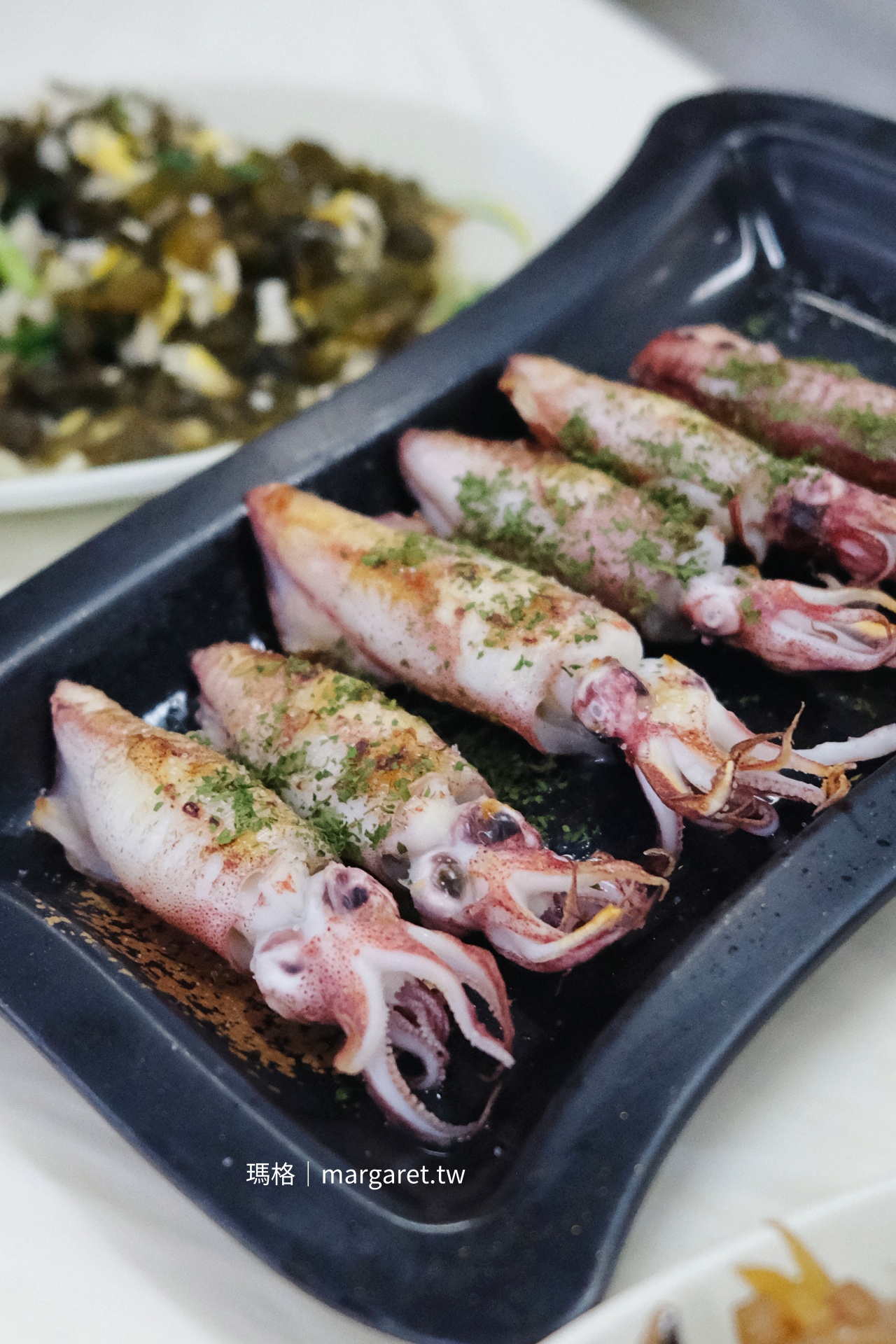 邱家生魚片原味烤小卷，6隻250元，肉質鮮嫩是本餐最佳料理。