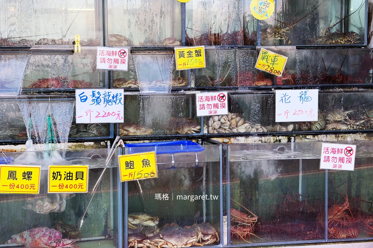 邱家生魚片店內水族箱,顧客可直接選購活海鮮點餐。