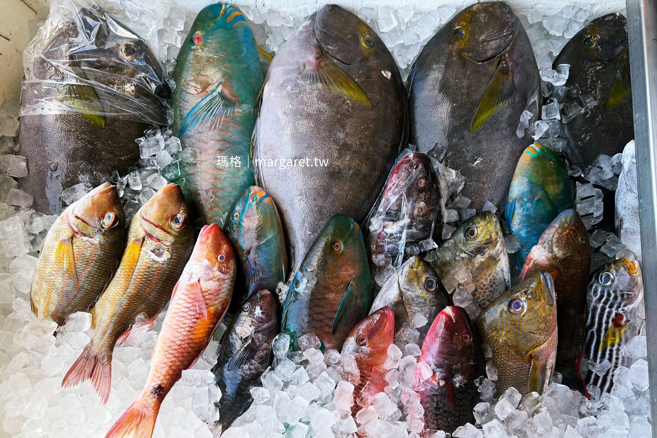 邱家生魚片鮮魚冰箱，展示當日進貨的各式新鮮漁獲。