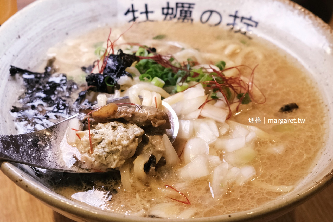 仙台朝市牡蠣拉麵，煙燻牡蠣特寫，以及湯頭、海菜、洋蔥等配料。