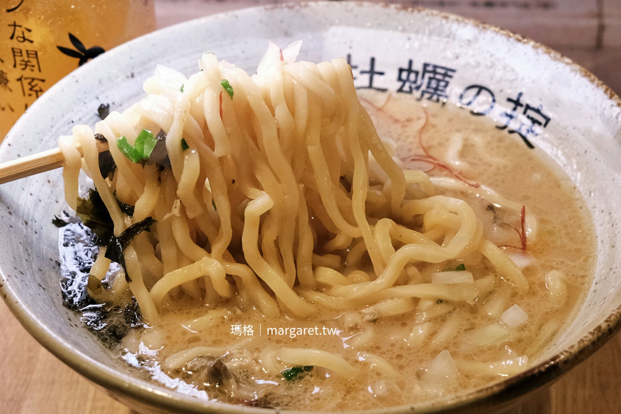 仙台朝市牡蠣拉麵採用容易吸附湯汁的中粗麵條。