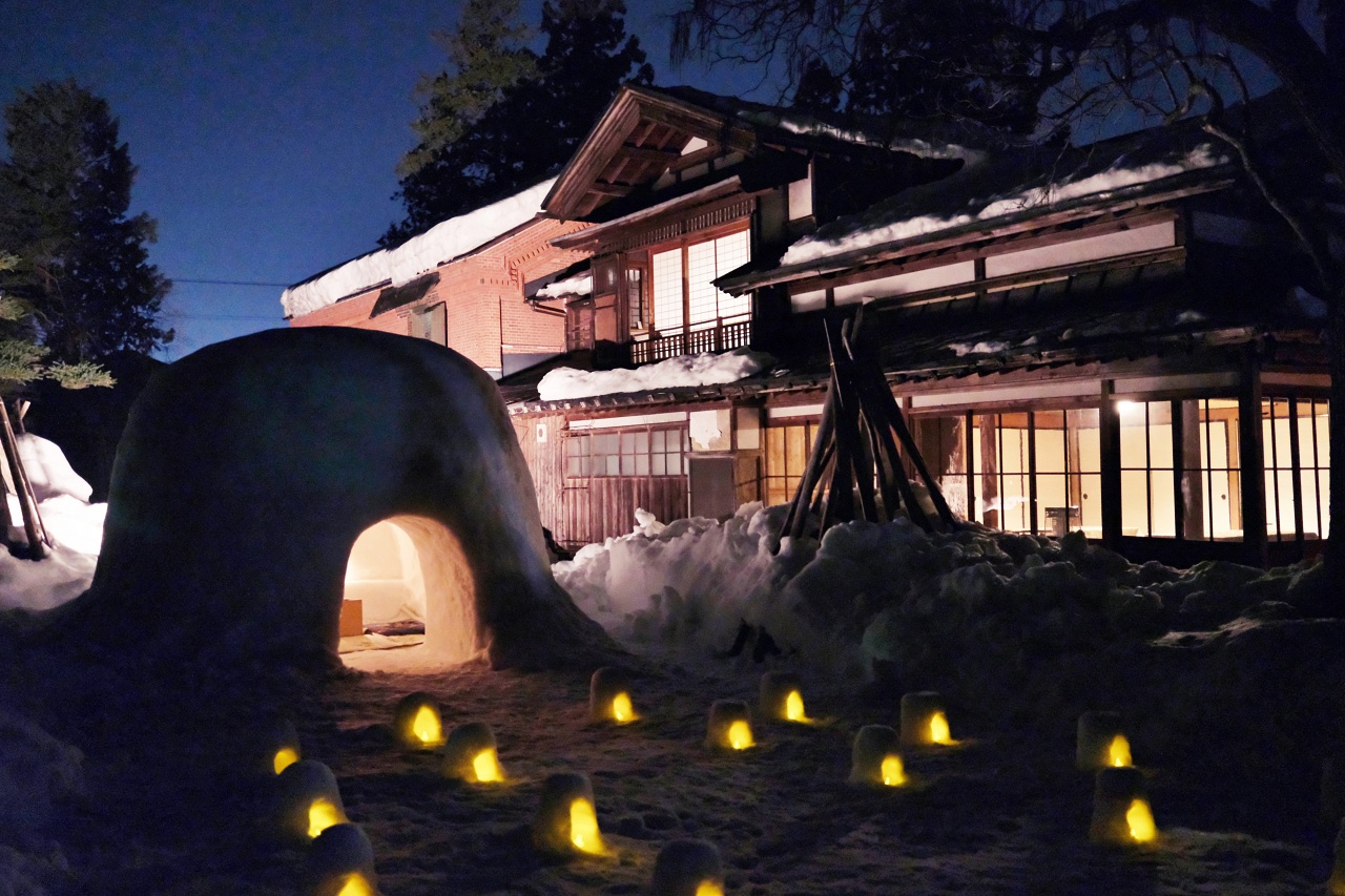 秋田橫手雪屋祭。日本十大雪祭｜木戶五郎兵衛村。請進雪屋品嘗孩子端上的甜酒