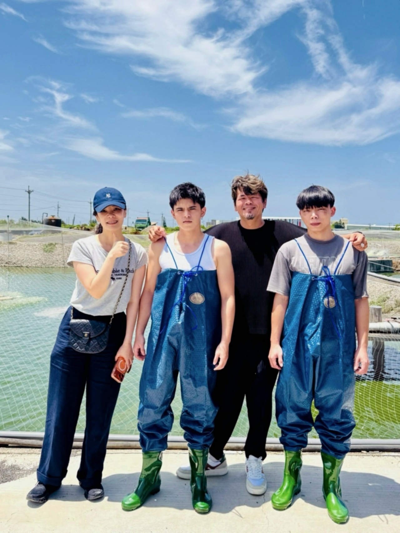雲林口湖 魚塭旁 板前屋廚師穿青蛙裝合影