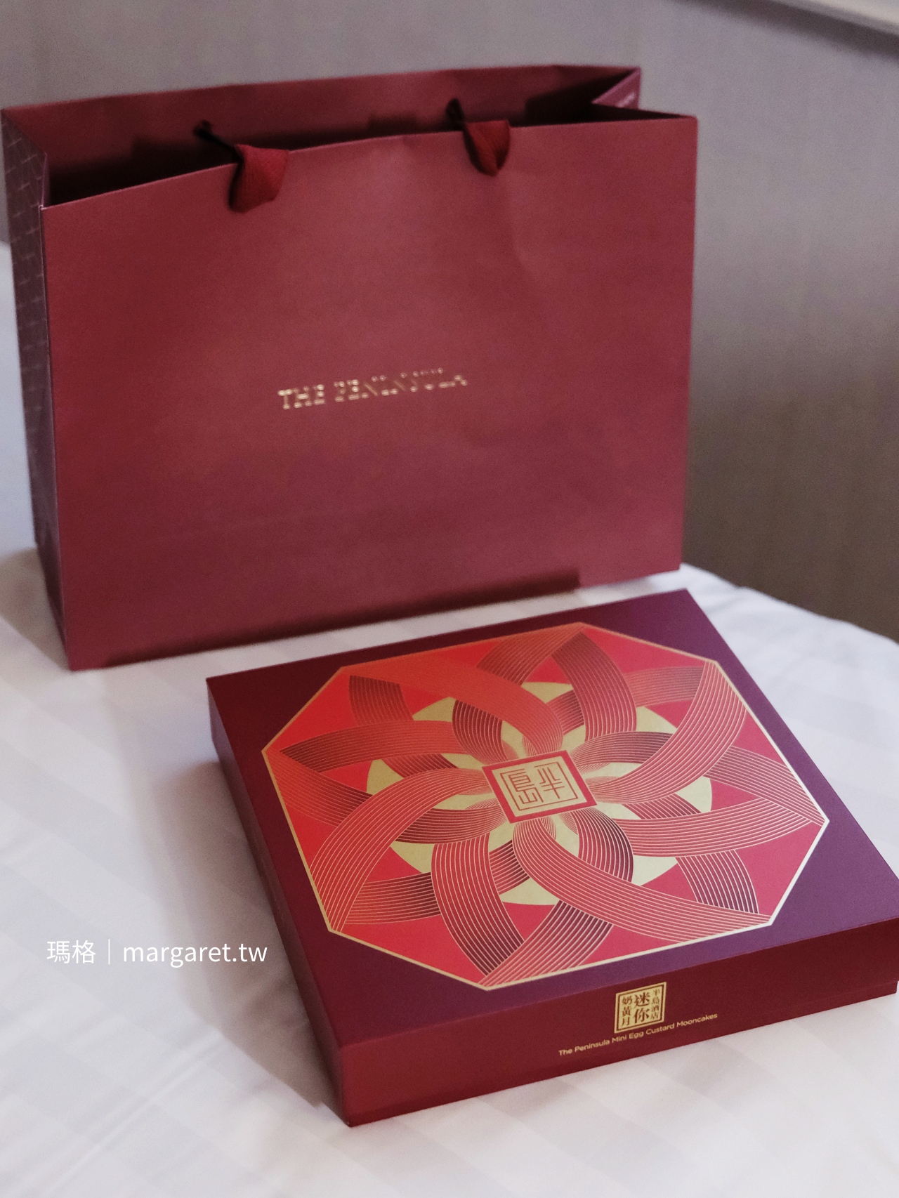 長年熱賣的「半島酒店迷你奶黃月餅」，2025年禮盒與提袋樣式。