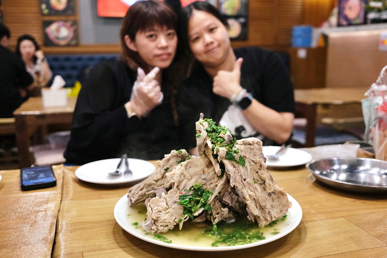 曼谷浮誇美食。Leng Zabb火山排骨（เล้งแซ่บ）｜ICONSIAM 暹羅天地