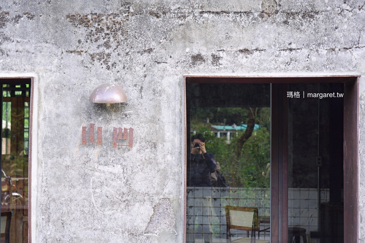 寬哥那裡。三貂嶺最強披薩店｜廢墟咖啡、深山裡的香港圖書館、礦坑旁的山寓早午餐