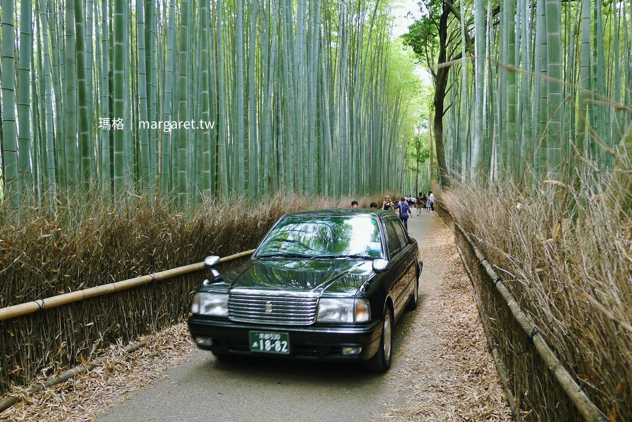 京都嵐山嵯峨野竹林小徑 計程車駛過翠綠竹林