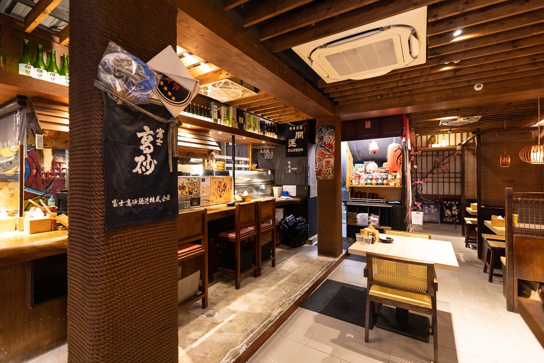 板前屋內部用餐區，設有烤台，顧客可欣賞師傅炭烤鰻魚的過程。