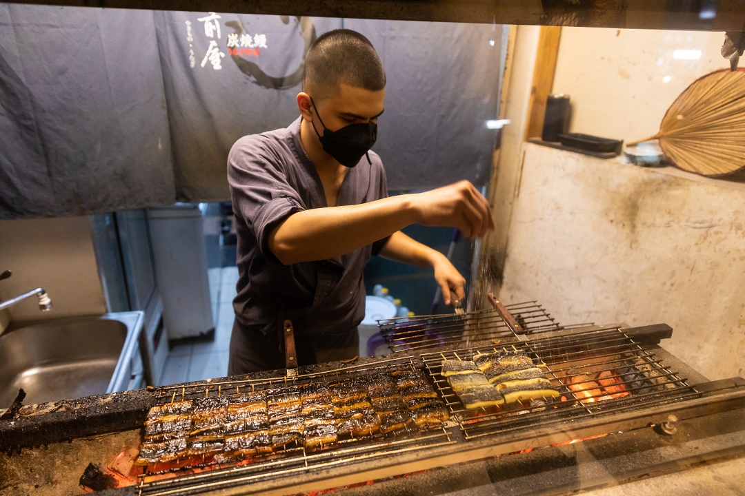板前屋師傅烤正在炭烤鰻魚，有蒲燒、白燒口味。