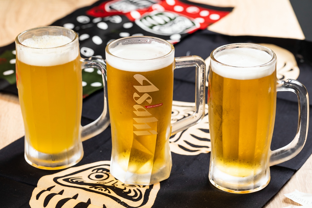 板前屋ASAHI生啤特寫，冰涼的啤酒泡沫細緻，解渴暢快。