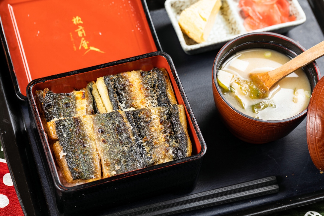 板前屋招牌「脆皮白燒鰻魚飯」，金黃焦脆的鰻魚肉覆蓋在晶瑩米飯上。