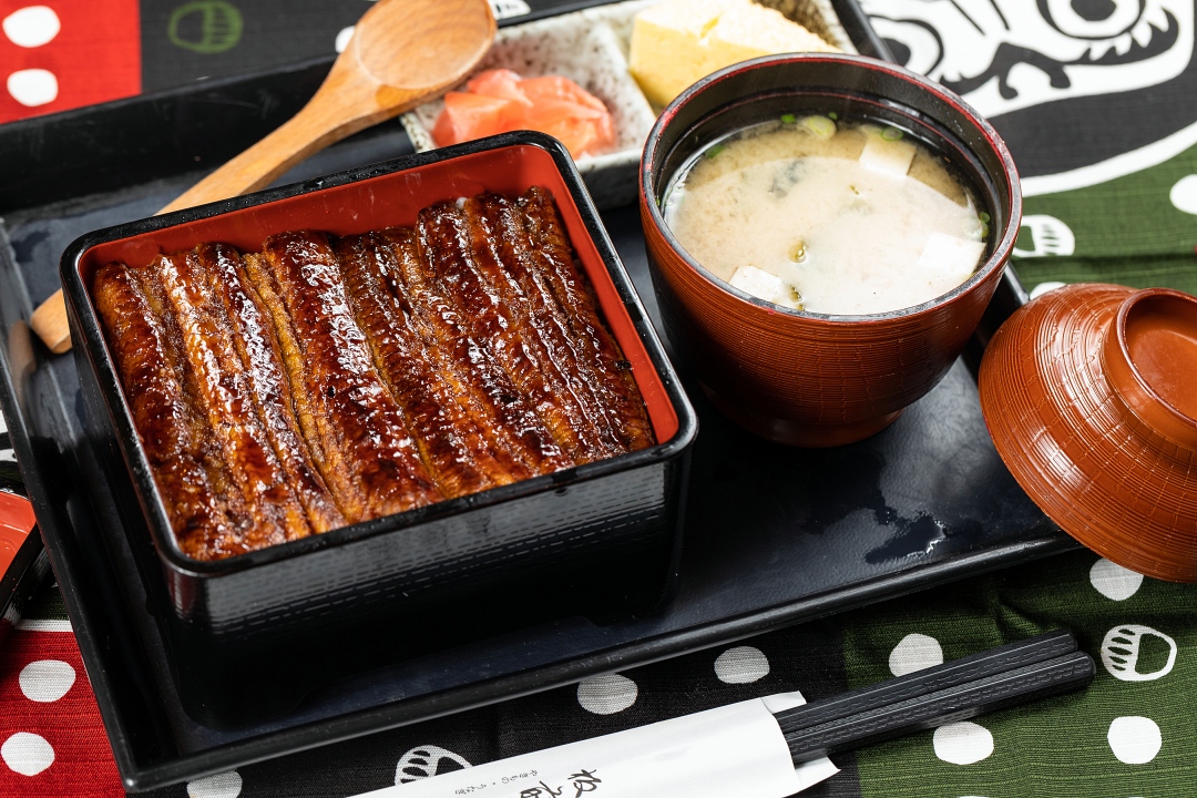 板前屋「蒲燒鰻魚飯」，鰻魚肉質飽滿，淋上特製蒲燒醬汁，色澤誘人。