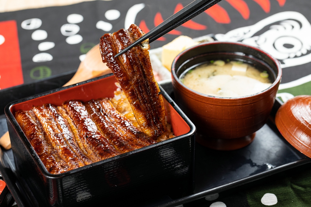 板前屋蒲燒鰻魚飯在醬汁調製上，遵循日本傳統作法。