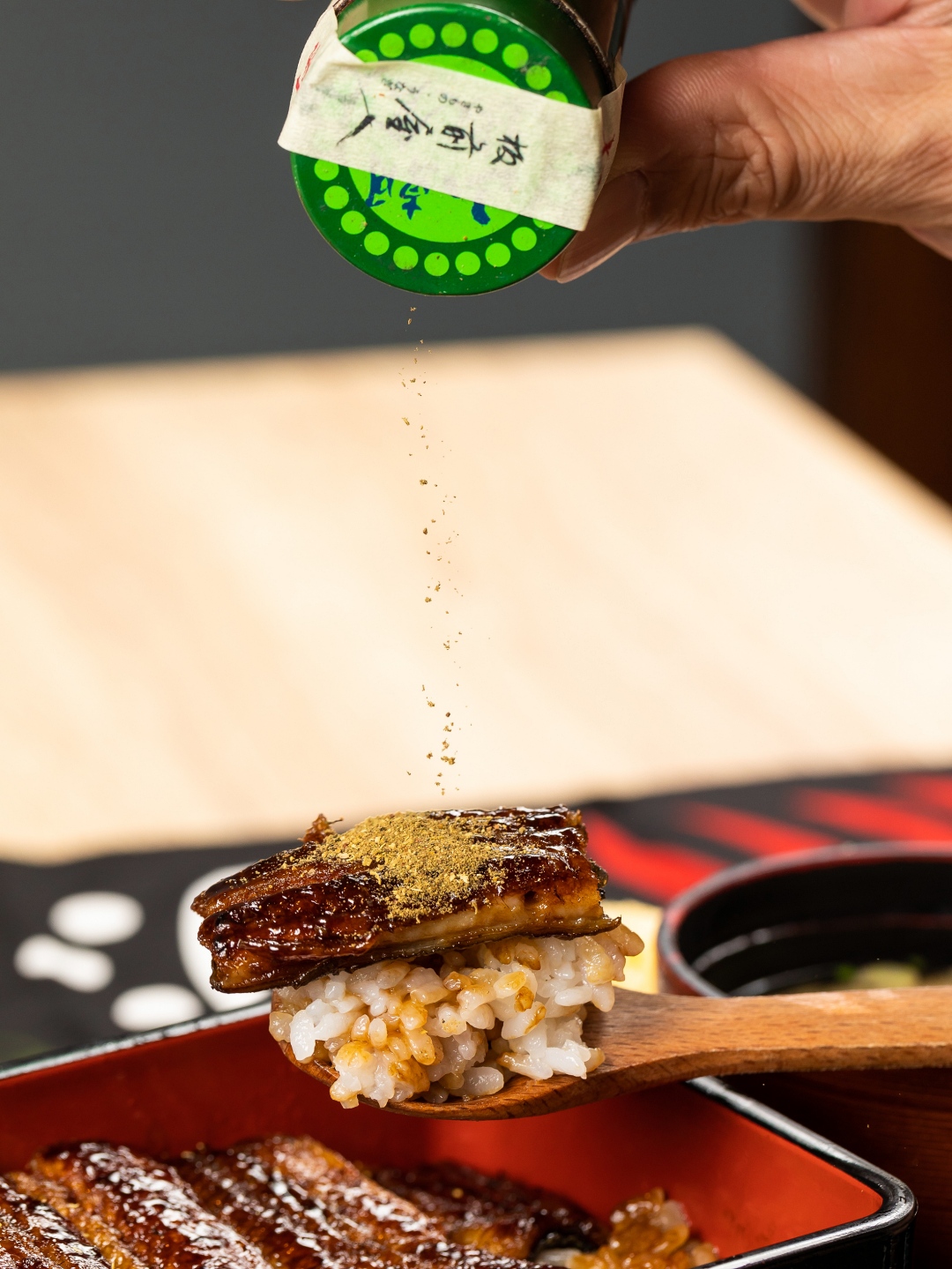 來自日本的七味粉與山椒粉，是蒲燒鰻魚的好朋友。