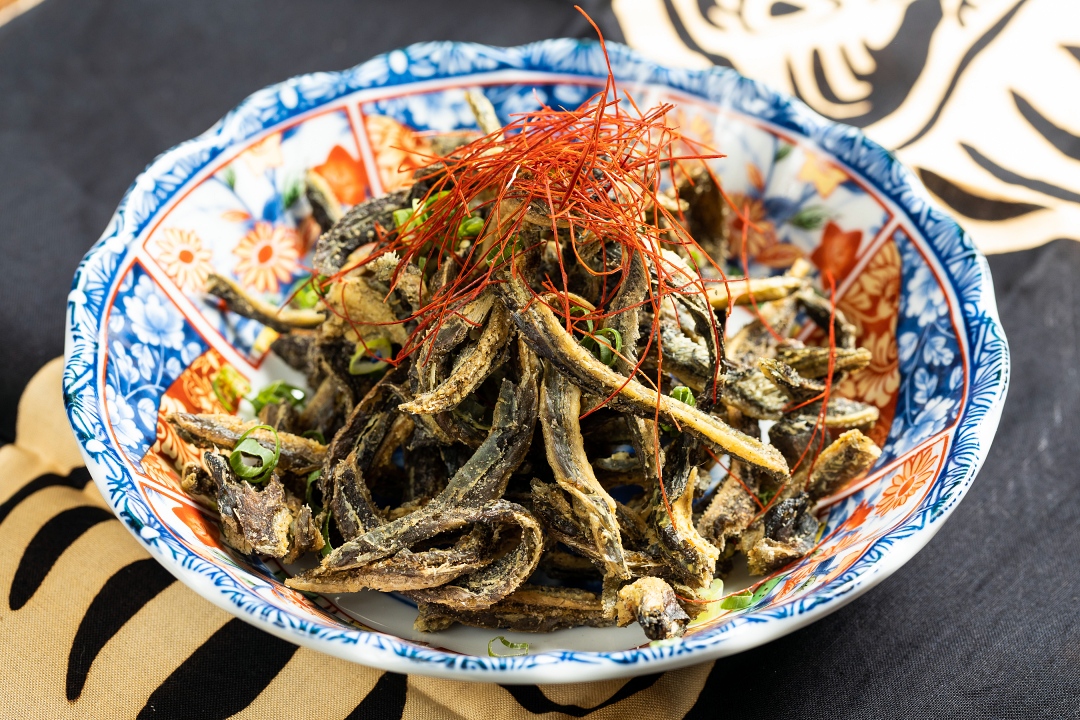 板前屋酥炸鰻魚鰭邊肉，金黃酥脆的外皮，是老饕強力推薦的下酒菜。
