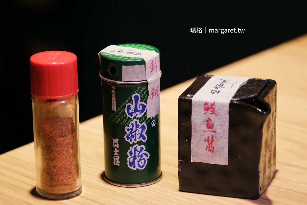 板前屋餐桌上備有來自日本的七味粉與山椒粉，還有自家熬製的鰻魚醬。