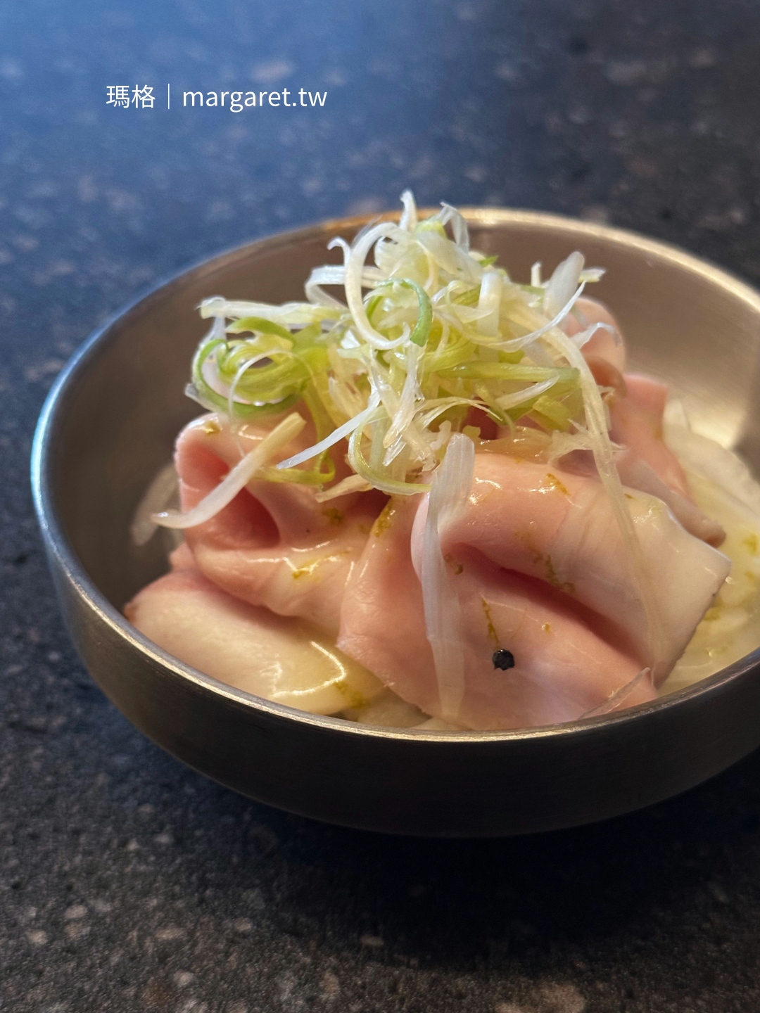 SAGAS青檸里肌叉燒單點，搭配蔥絲洋蔥絲的清爽配菜。