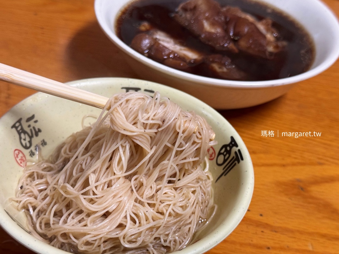 五信豬腳麵線。5點開賣不到1小時賣完｜彰化特色美食「燉露」是什麼？