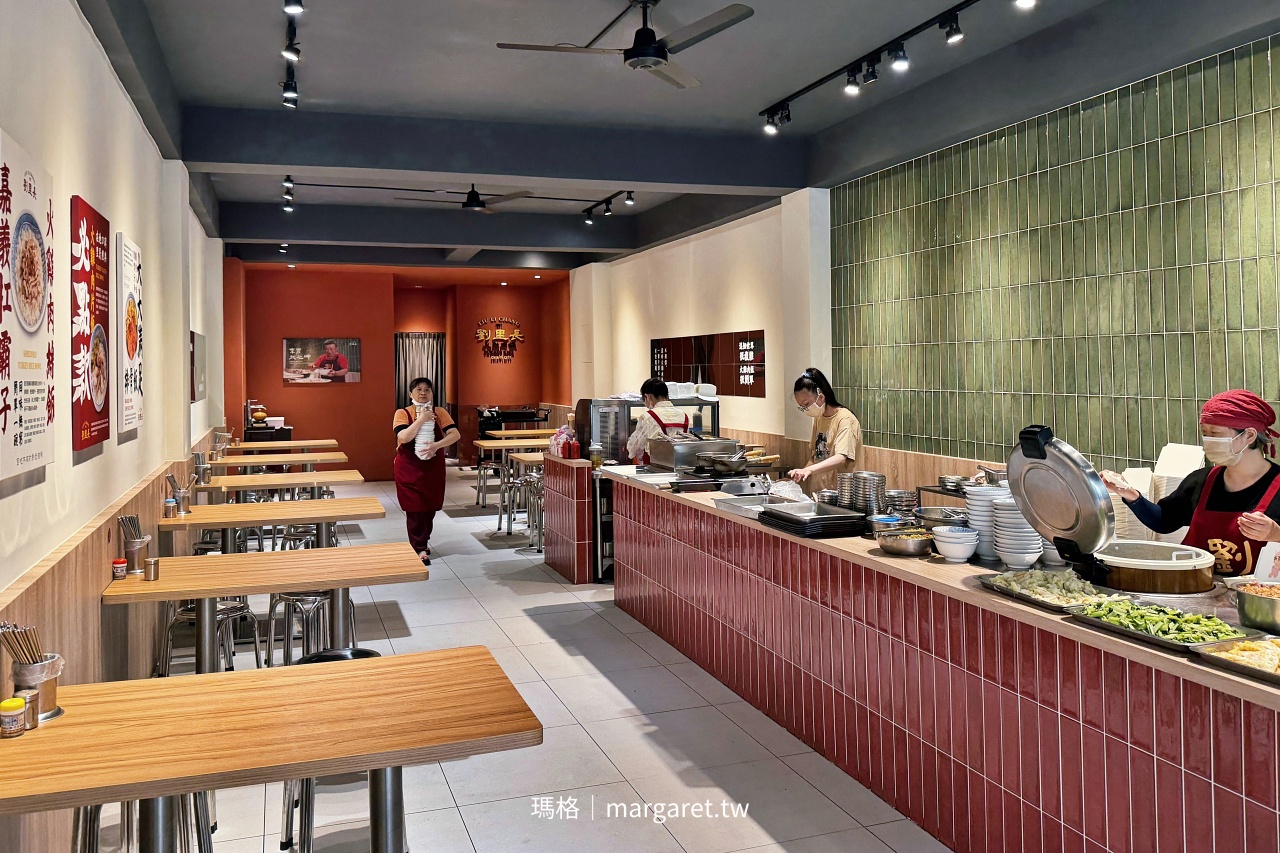 劉里長火雞肉飯遷址後的室內用餐區，空間寬敞且有二樓座位。