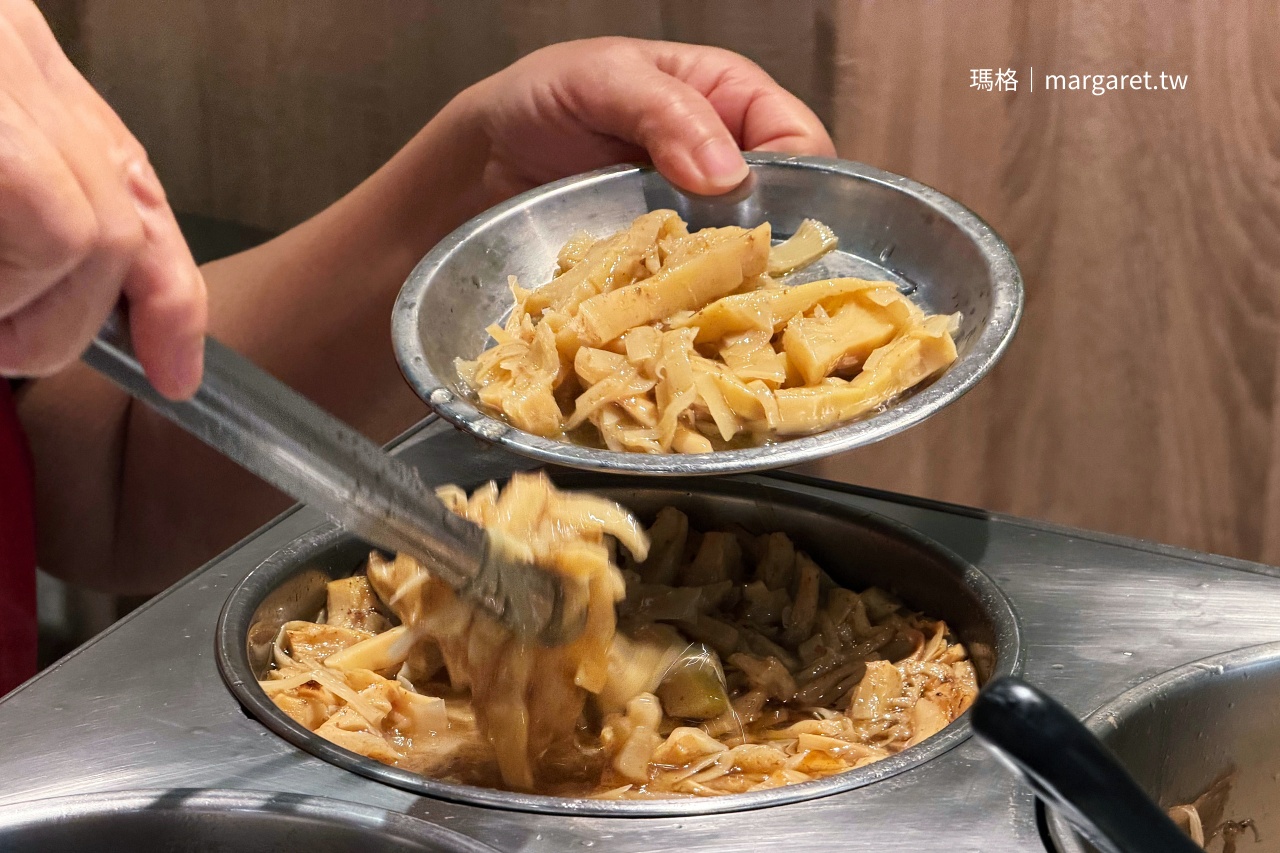 劉里長火雞肉飯店內備料現場，筍絲小菜。