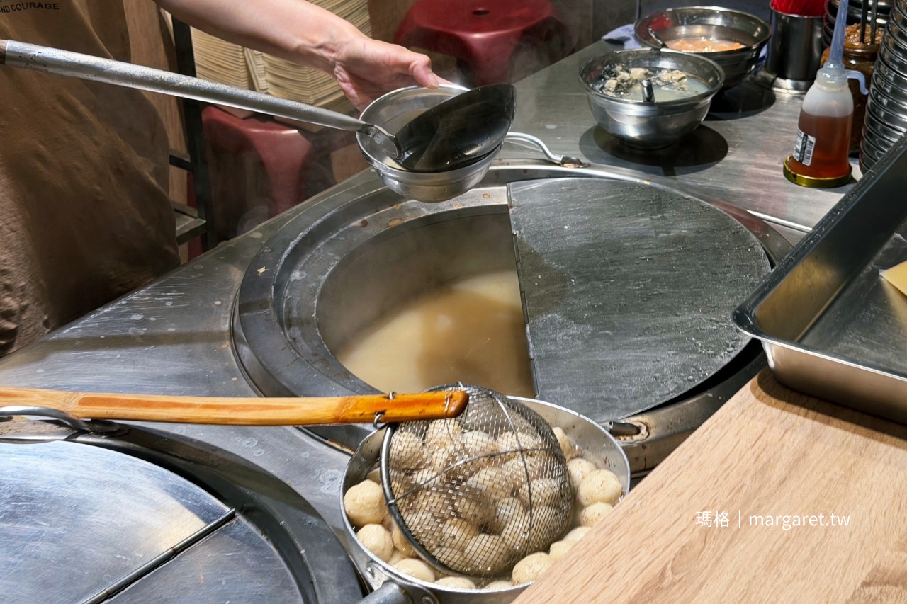 劉里長火雞肉飯店內備料現場，味噌湯。