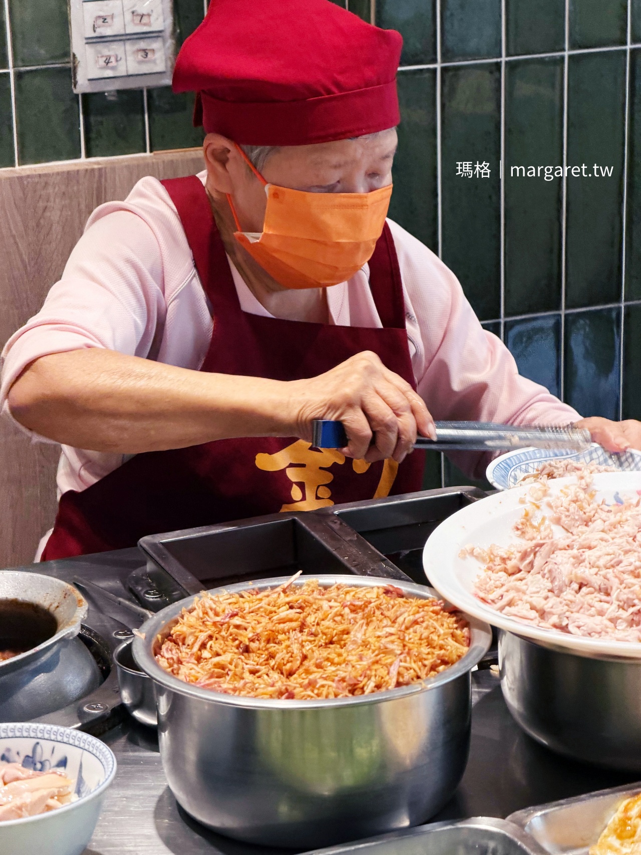 鎮店之寶里長媽媽在餐檯前熟練淋醬、鋪肉的身影。