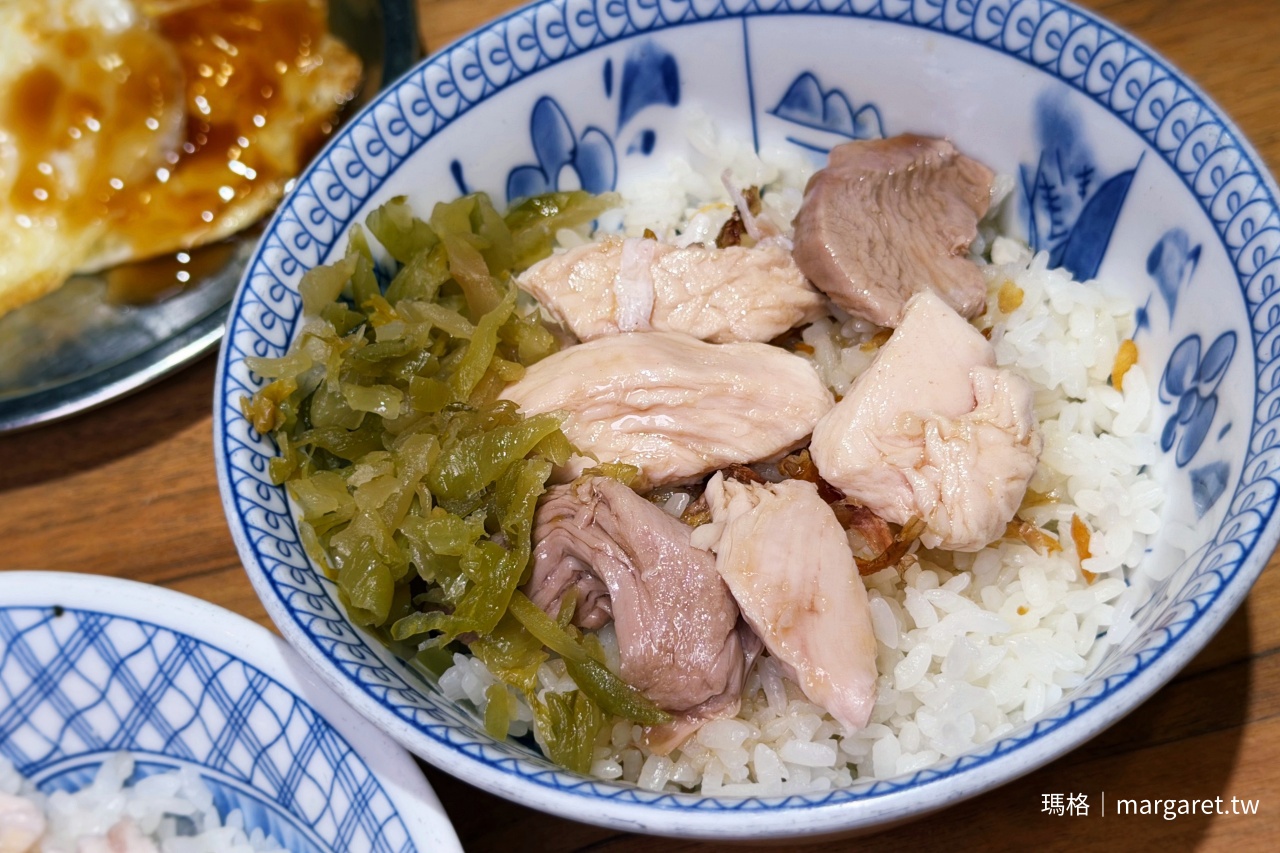 劉里長火雞肉片飯，肉質包含雞胸與雞腿口感並搭配酸菜。