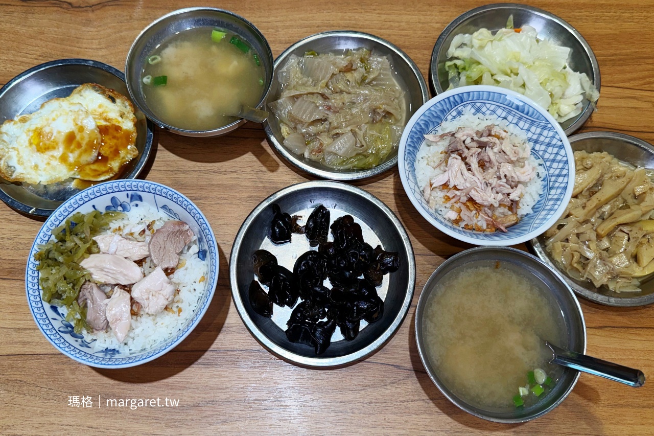 店內多樣化的小菜選擇，包含涼拌木耳與各式熱炒配菜。