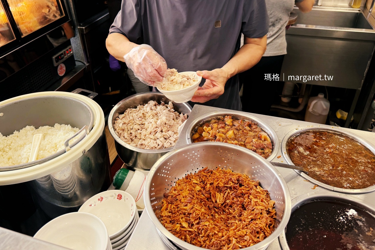 阿霞芳敏火雞肉飯 開放式廚房 小菜冰櫃陳列
