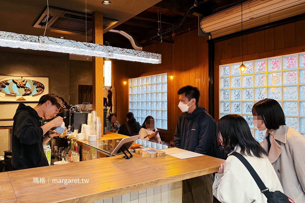 高松ARSENAL Coffee 店內空間 木質吧台原木裝飾