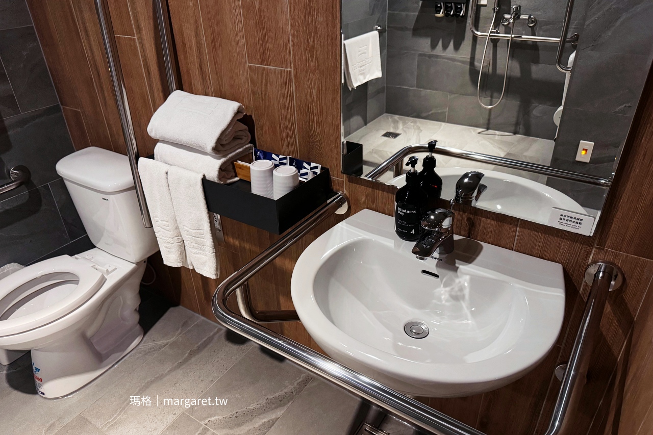 康橋慢旅雙人房兩小床,具有安全性的衛浴設施。