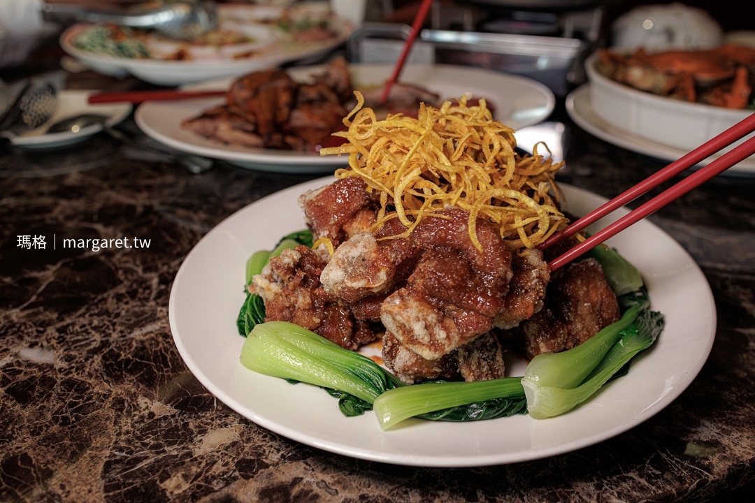 福芳臺菜功夫菜「金絲鑲豬腳」，台灣豬腳先滷後炸再炒搭配地瓜脆片金絲。