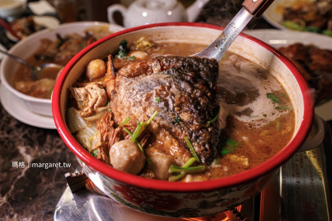福芳臺菜合菜「老火砂鍋魚頭煲」，嘉義經典砂鍋魚頭搭配福芳特製沙茶老火湯底。