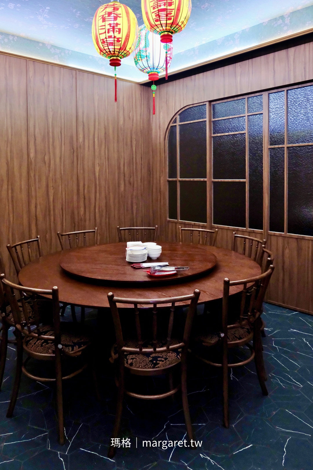 福芳臺菜包廂內古色古香燈籠與木質牆面的雅致用餐環境。