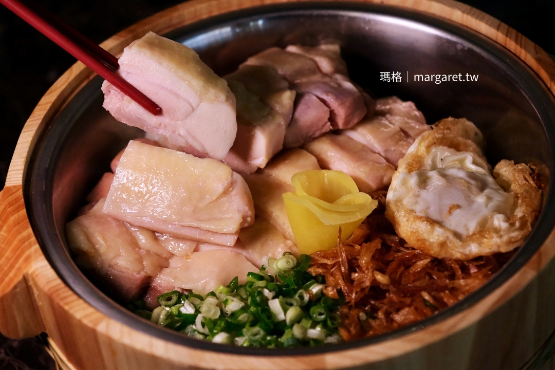 福芳臺菜合菜「檜香木桶雞肉飯」，結合阿里山檜木與嘉義雞肉飯元素。