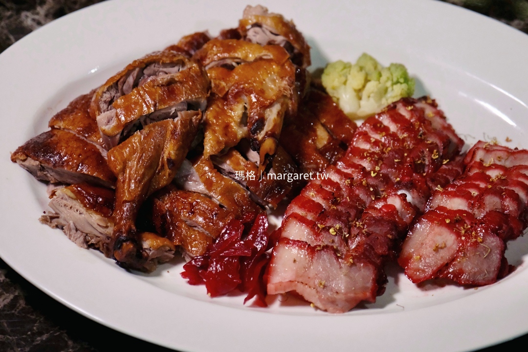 福芳臺菜合菜「福記招牌燒烤拼盤」，自製烤鴨與虎尾糖桂花蜜叉燒的粵式燒臘雙拼。