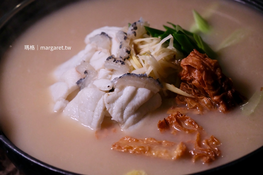 福芳臺菜合菜「石魂熱浪龍膽魚」，石鍋龍膽石斑魚配豆漿湯底。