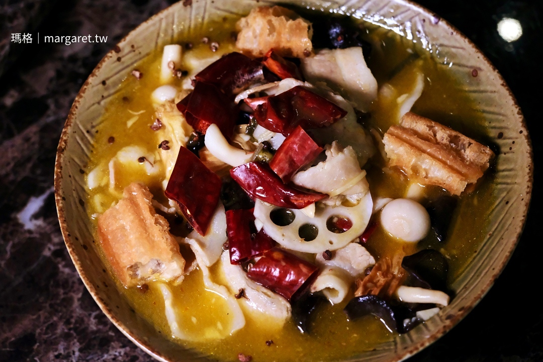 福芳臺菜合菜「老罈酸菜水煮寶塔肉」，天然發酵老罈酸菜搭配薄片豬五花與大紅袍辣椒。