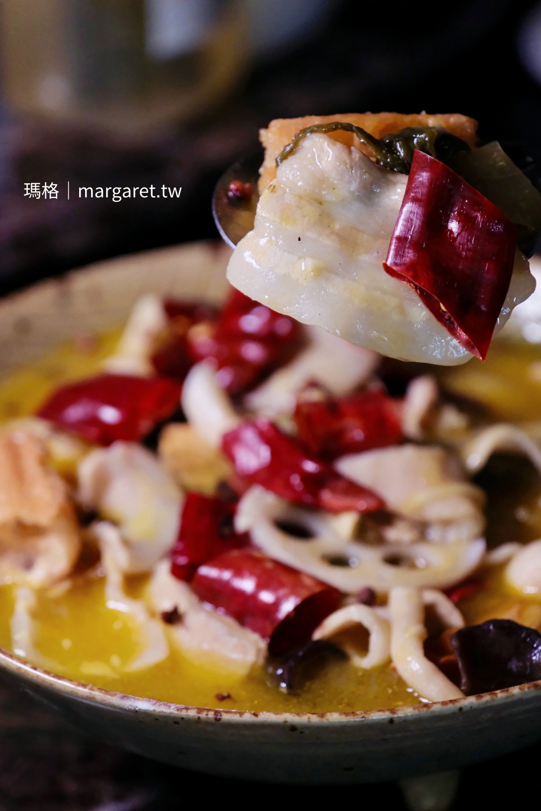 福芳臺菜合菜「老罈酸菜水煮寶塔肉」，天然發酵老罈酸菜搭配薄片豬五花與大紅袍辣椒。