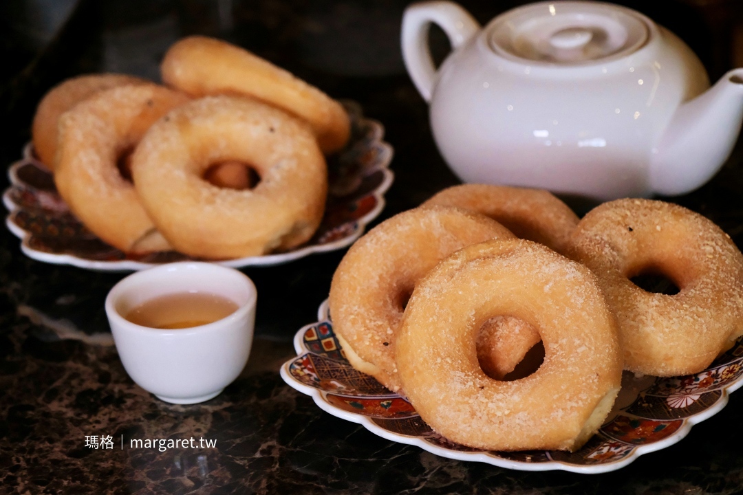 福芳臺菜「麵茶甜甜圈」：福芳臺菜招牌特色甜點，傳統麵茶粉與現代甜甜圈的創意結合。