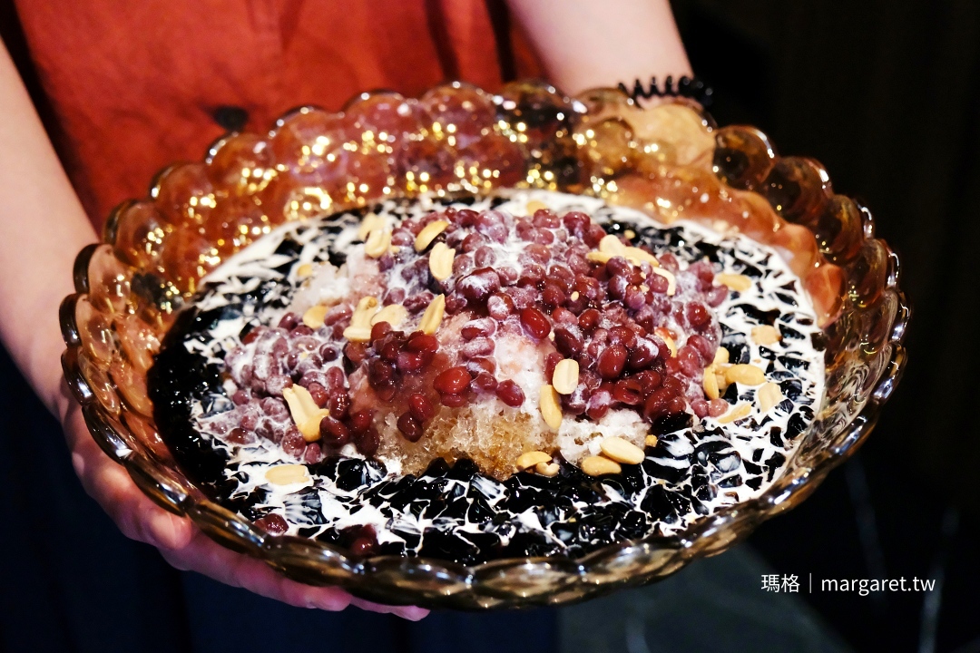 福芳臺菜「黑糖仙草刨冰」，超大碗古早味剉冰搭配頂尖紅豆，台式辦桌的經典甜品。