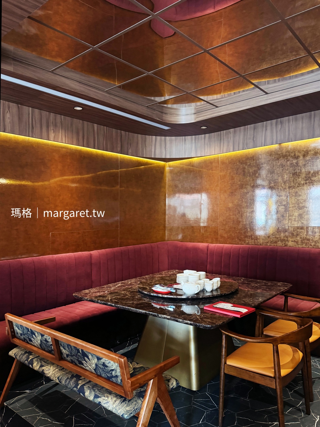 福芳臺菜半開放式獨立沙發區，天花板鏡子設計的特色用餐空間。