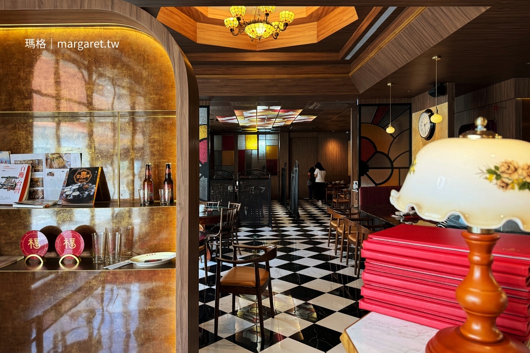 斗六「福芳臺菜」，由小福砌設計的摩登復古風格，黑白棋盤磚與紅絨沙發打造的用餐空間。