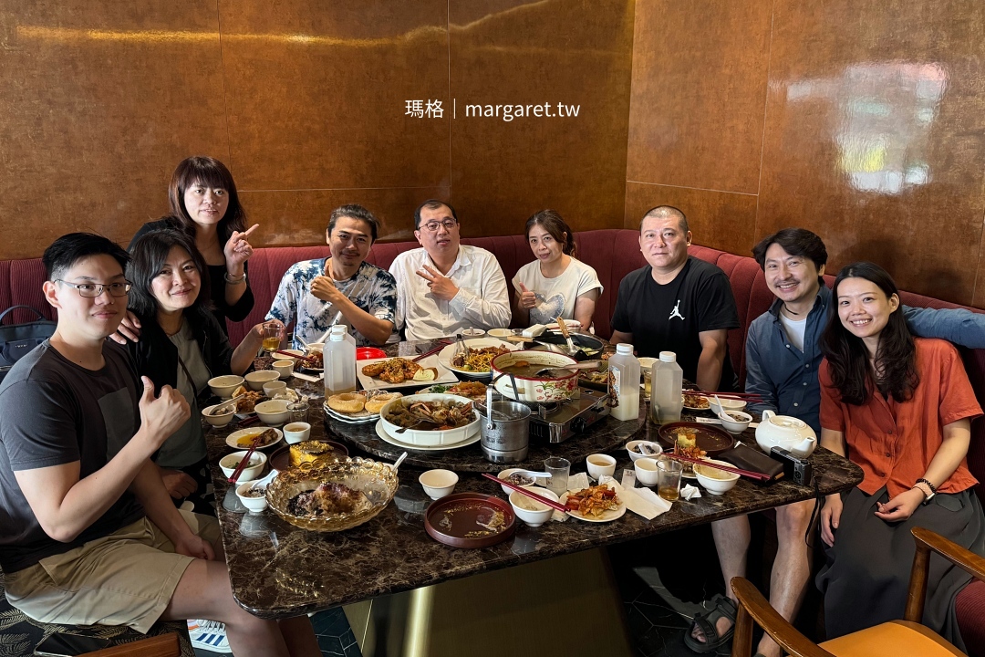 福芳臺菜半開放式獨立沙發區聚餐合影。