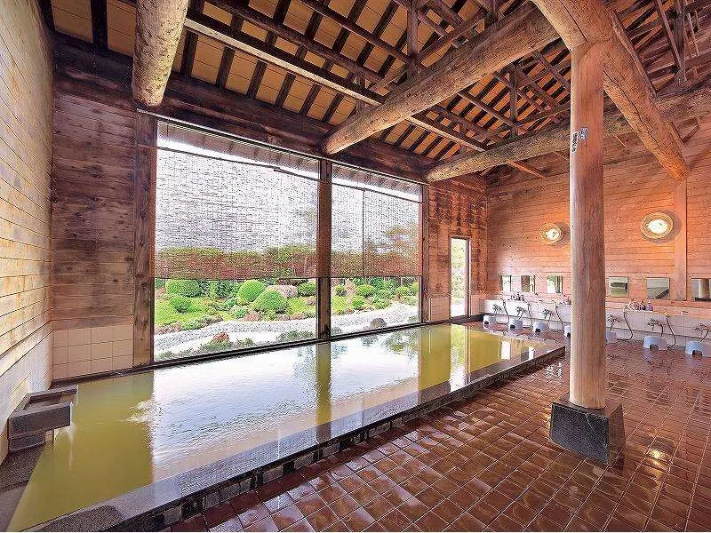 湯瀨溫泉大浴場，日本三大美人湯之一的公主美人湯，環境優美具美肌效果。