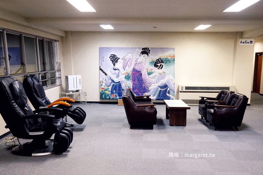 溫泉大浴場外的休息區，設有按摩椅。