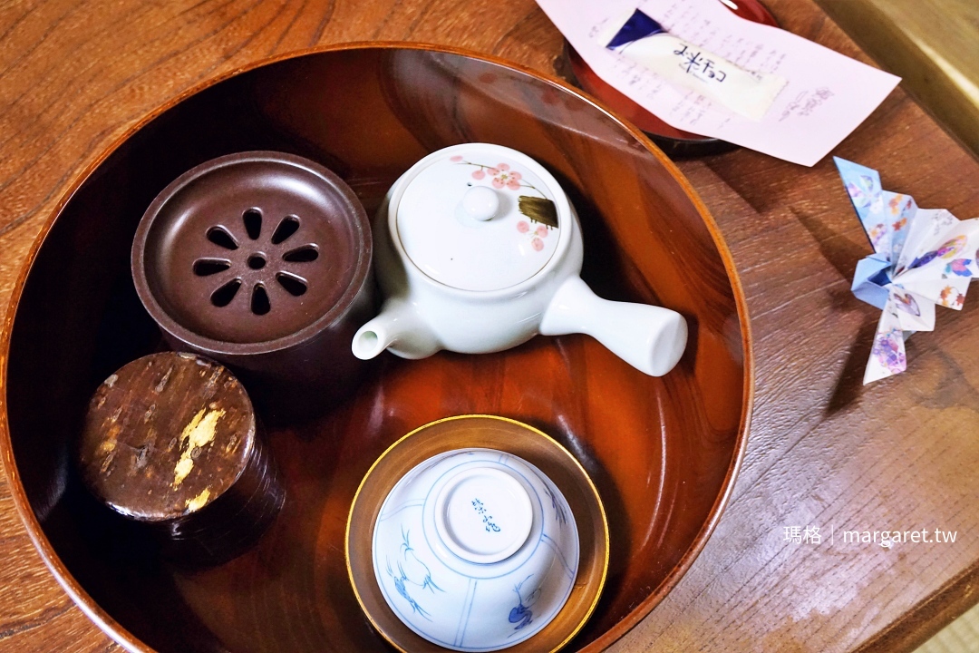 秋田藝術村溫泉，和式房間內的茶具。